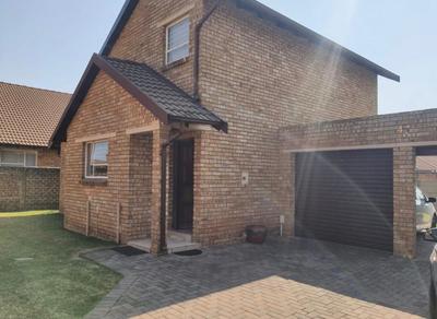 Townhouse For Rent in Pomona, Kempton Park